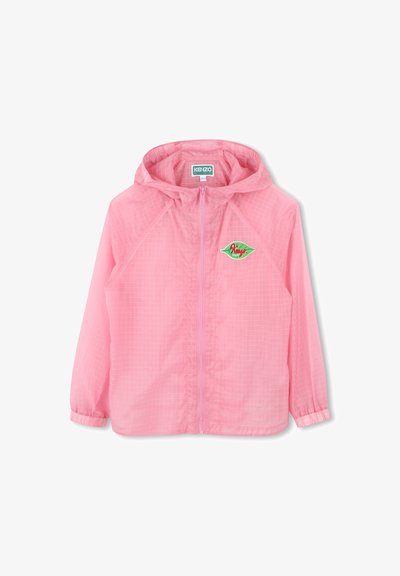 Lichtroze, lichte capuchonjack met een ritssluiting, ruitpatroon, elastische manchetten en een groen-rood logo op de borst. Compact ontwerp.