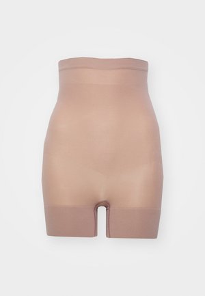 Beige vormgevende shorts met een hoge taille en een naadloos ontwerp. Gemaakt van rekbaar materiaal met een gladde textuur en een korte beenlengte.