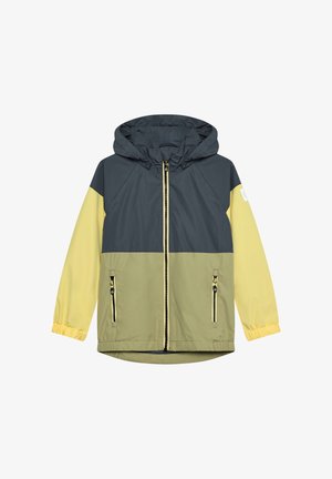 Chaqueta ligera con diseño de bloques de color en gris oscuro, amarillo claro y verde oliva, con capucha, cremallera frontal y bolsillos laterales.