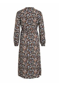 Robe midi florale noire, avec une taille cintrée, des manches longues et un mélange de motifs blancs, bruns et bleus sur un tissu texturé.