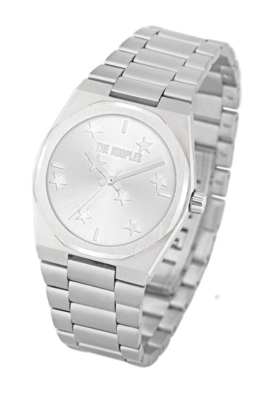 Reloj de acero inoxidable plateado con esfera octagonal, nombre de marca grabado, acentos de estrella y un diseño de pulsera enlazada.