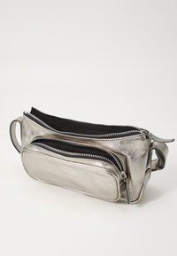 Geantă metalizată argintie cu fermoar, cu două compartimente, interior negru și mânere laterale. Textură netedă și design elegant.