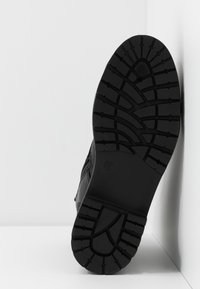 Bullboxer Bottines à plateau - black