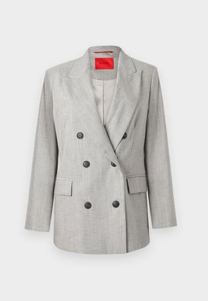 Kaksirivinen harmaa bleiseri, jossa on teksturoitu kangas. Siinä on mustat napit, lovellut kaulukset ja kaksi etutaskua. Vuoritettu sisäpinta.