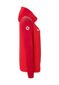 Rode hoodie met een soepele textuur, voorzien van een geometrisch patroon op de schoudern en logobalken op de borst en mouw.