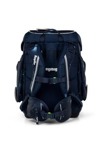 Sac à dos ergonomique bleu marine avec des bretelles rembourrées, des poches latérales et des accents réfléchissants. Texture lisse avec des détails en motifs d'étoiles.