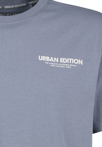 Hellblaues Baumwoll-T-Shirt mit geripptem Rundhalsausschnitt und weißem Drucktext "URBAN EDITION" auf der linken Brust.