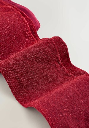 Röd texturerad tyg med en lätt lyster, med ett vågigt mönster. Kanterna är släta och visar en mjuk färggradient mot toppen.