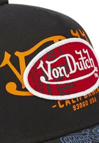 Casquette noire avec un patch ovale rouge portant le texte blanc "Von Dutch". Comprend un design en texte orange et des détails graphiques bleus sur le bord.