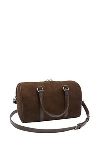 Brązowa torebka z zamszu z skórzanymi akcentami, o zaokrąglonym kształcie, z podwójnymi uchwytami górnymi i regulowanym paskiem na ramię. Zamek błyskawiczny na górze.