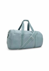 Teal sporttas van duurzaam fabric met gewatteerde handvatten, verstelbare schouderriem en witte stiksels. Ronde vorm met ritssluiting.