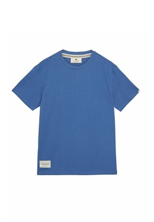 Niebieski t-shirt z krótkim rękawem i okrągłym dekoltem, z małą białą prostokątną metką blisko dolnego brzegu.