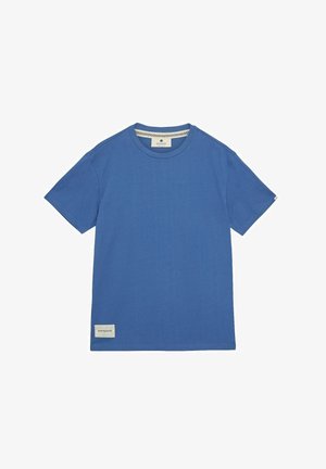 Niebieski t-shirt z krótkim rękawem i okrągłym dekoltem, z małą białą prostokątną metką blisko dolnego brzegu.