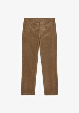 Braune Kordhosen mit Fronttaschen, Gürtelschlaufen und einem Knopfverschluss, flach auf einem weißen Hintergrund präsentiert.