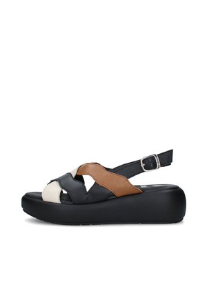 Sandalo con plateau nero con cinturini in pelle marrone e bianca e cinturino regolabile con fibbia sul tallone su sfondo bianco.