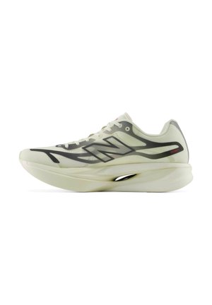 Witte en grijze New Balance hardloopschoen met dikke gedempte zool en zwarte accenten, zijkant op een witte achtergrond.
