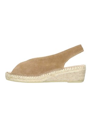 Braune Wildleder-Slingback-Wedgesandale mit geflochtener Jute-Plateausohle und offenem Zehenbereich, seitlich vor weißem Hintergrund gezeigt.