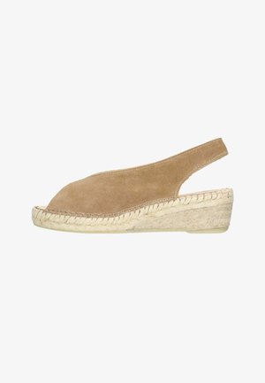 Braune Wildleder-Slingback-Wedgesandale mit geflochtener Jute-Plateausohle und offenem Zehenbereich, seitlich vor weißem Hintergrund gezeigt.