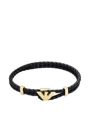 Schwarzes geflochtenes Lederarmband mit einem goldfarbenen Metallverschluss und einem Emblem. Glatte Textur und schlankes Design mit markanten Akzenten.