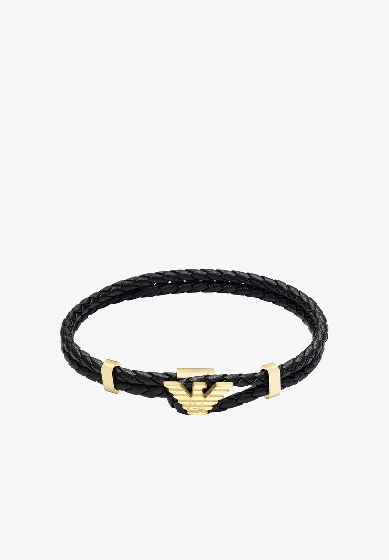 Czarna pleciona skórzana bransoletka z zapięciem z metalu w kolorze złotym, ozdobiona emblematem. Gładka faktura i elegancki design z charakterystycznymi akcentami.