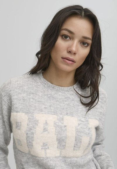 Lys grå strikkegenser med ribbestruktur, som har et stort off-white "BAILI" design plassert sentralt over brystet.