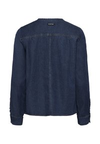 Sötétkék, hosszú ujjú farmering gombos mandzsettákkal, hátsó varrási részletekkel és egy kis "IW.EDITION" címkével a nyakrésznél.