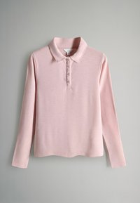 Gaiši rozā garām piedurknēm polo krekls ar apkakles izgriezumu, piecu pogu aizdari un sānu šķēlumiem hemā. Mīksta tekstūra.