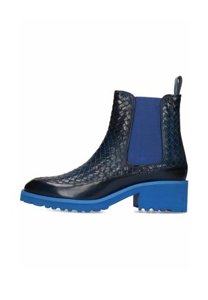 Bottine en cuir tissé bleu marine avec un bandeau élastique bleu sur le côté et une semelle épaisse texturée bleue. Bout carré et languette à l'arrière.