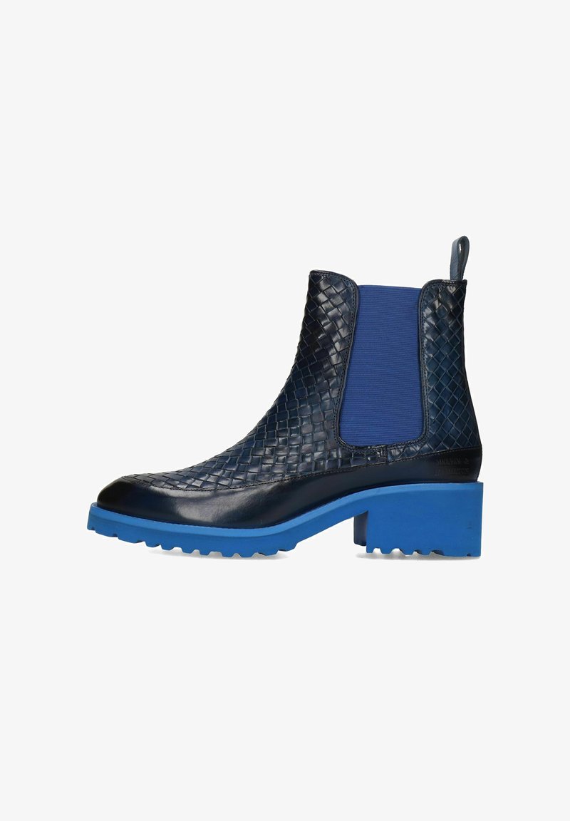 Bottine en cuir tissé bleu marine avec un bandeau élastique bleu sur le côté et une semelle épaisse texturée bleue. Bout carré et languette à l'arrière.