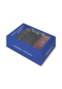 Zestaw bielizny pakowany w niebieskie pudełko z przezroczystym okienkiem. Zawiera czarne, brązowe i czerwone bawełniane elementy. Posiada logo marki na gumkach.