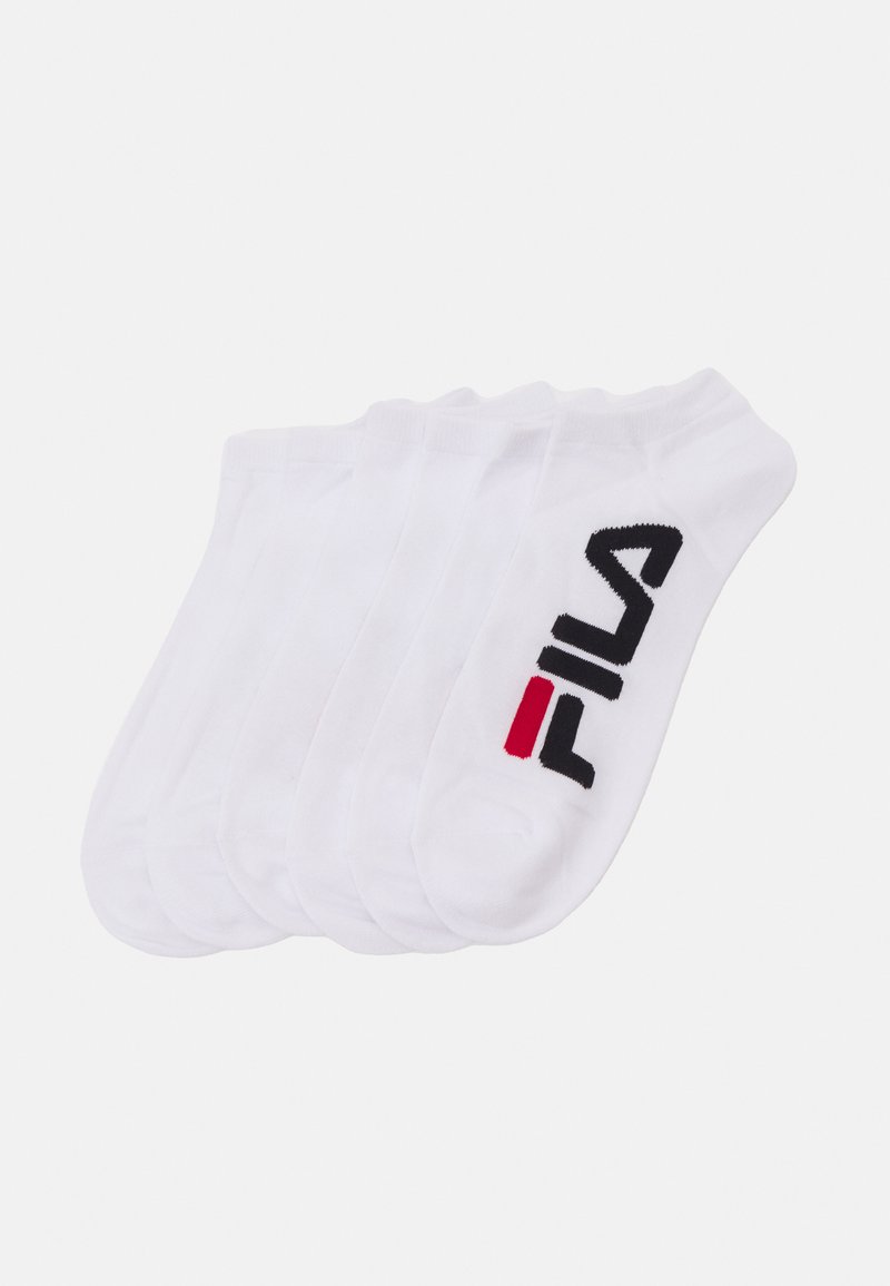 Calcetines tobilleros blancos en un paquete de seis. Hechos de material suave, con un logotipo de FILA negro y rojo en el lateral. Textura suave y parte superior elástica.