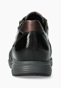 Chaussure en cuir verni noir avec une finition brillante, accents métalliques bronze au talon, et une semelle en caoutchouc flexible. Conçue pour le confort.