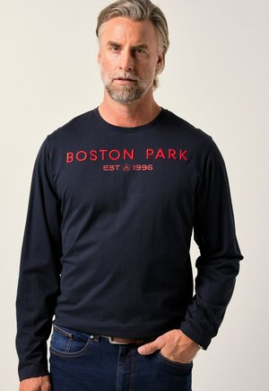Marineblauw T-shirt met lange mouwen en rode tekst "BOSTON PARK EST 1996". Katoenen stof, ronde hals, getailleerde pasvorm en een gladde textuur.