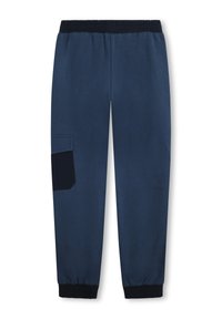 Marineblauwe joggingsbroek van zacht materiaal met een elastische tailleband, omgeslagen manchetten en een grote zijcargozak.