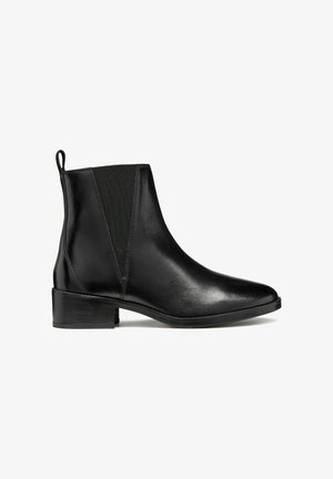 Bottines en cuir noir avec des panneaux latéraux élastiques, bout pointu et un petit talon empilé. Texture lisse avec des détails de couture minimaux.