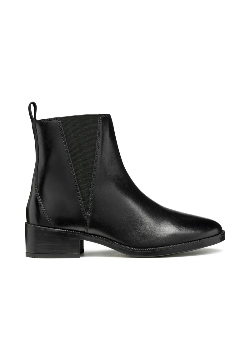 Bottines en cuir noir avec des panneaux latéraux élastiques, bout pointu et un petit talon empilé. Texture lisse avec des détails de couture minimaux.