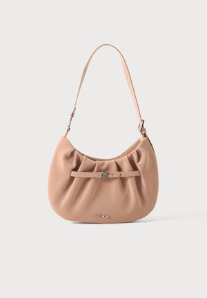 Sac à épaule en cuir beige doux avec une sangle courte, des détails froncés, une fine ceinture avant et de petits accents métalliques avec logo.