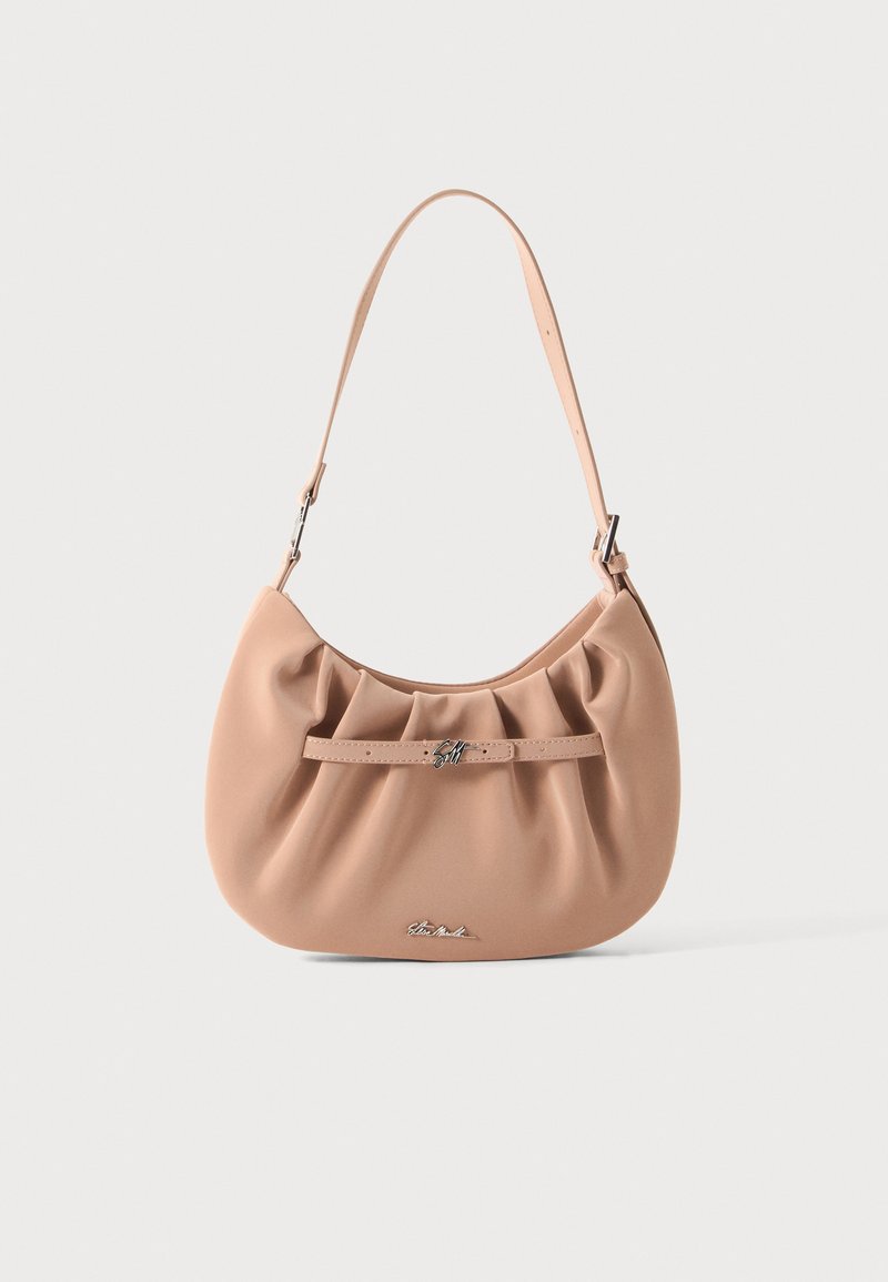 Sac à épaule en cuir beige doux avec une sangle courte, des détails froncés, une fine ceinture avant et de petits accents métalliques avec logo.