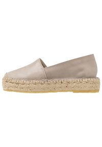 Espadrilla in pelle beige con una suola in corda di juta testurizzata. Presenta un design slip-on e una punta tondeggiante, con dettagli di cucitura minimi.