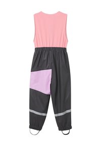 Zwart en roze mouwloze jumpsuit met een ronde halslijn, elastische tailleband en een grote zijzak in lavendel. Reflecterende strip bij de manchetten.