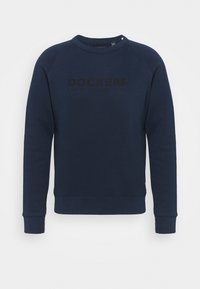 Námornícky modrý sveter s kulatým výstrihom a dlouhými rukávy. Na přední straně se nachází texturované černé logo "DOCKERS". Materiál je směs bavlny.