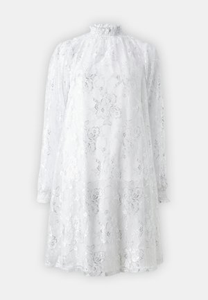 Rochie albă din dantelă cu mâneci lungi și guler înalt smockat. Model floral pe toată suprafața, țesătură texturată și croială lejeră.
