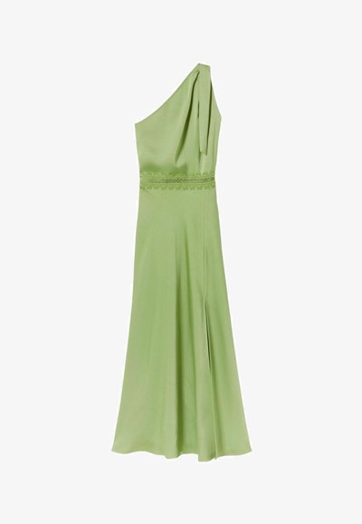 Abito da sera verde chiaro con una spalla sola, dettaglio in pizzo in vita e spacco laterale, lunghezza midi, realizzato in tessuto liscio.