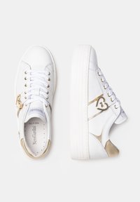 Sneaker in pelle bianca con accenti dorati, punta tonda, suola piatta e lacci intrecciati con un logo a forma di cuore sul lato.