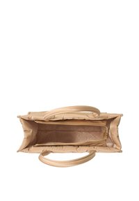 Beige håndtaske med glat, polstret tekstur, dobbelt topgreb og en indvendig lynlåslomme, der viser en ensfarvet inderside med logoer.