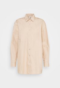 Camicia button-up beige chiaro realizzata in cotone liscio con taschino sul petto, maniche lunghe, colletto classico e orlo dritto.