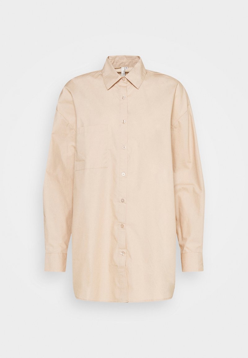 Camicia button-up beige chiaro realizzata in cotone liscio con taschino sul petto, maniche lunghe, colletto classico e orlo dritto.