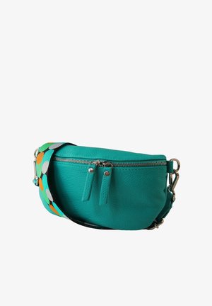 Sac banane en cuir grainé bleu sarcelle avec deux curseurs de fermeture éclair et une large sangle réglable ornée de gros pois verts, orange et gris.