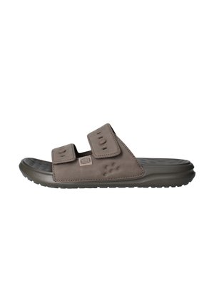 Sandalo marrone open-toe con due cinturini regolabili e suola testurizzata, progettato per un uso casual e comfort.