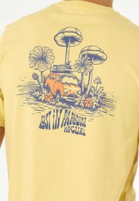 Rip Curl T-shirt con stampa - straw